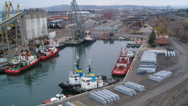 Халата затвори пристанището в Бургас