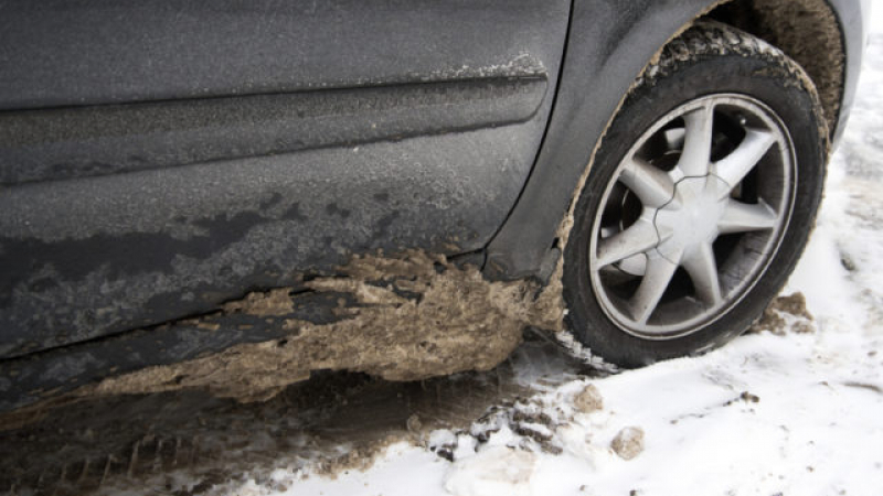 Как правилно да предпазите колата си от зимните реагенти