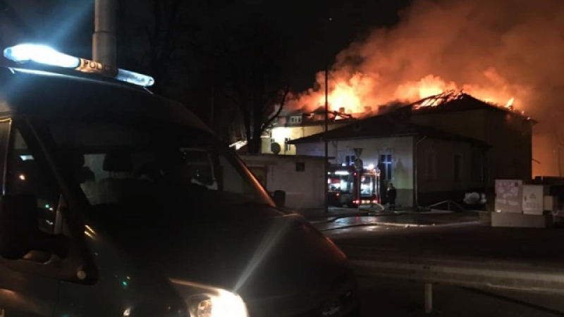 Извънредно в БЛИЦ! Огнен ужас от ранни зори в София, евакуират десетки хора СНИМКА