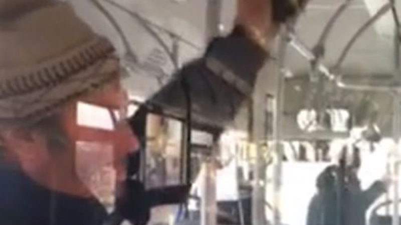 Само в БЛИЦ: Мъж направи фурор в автобус 310 в София навръх Нова година ВИДЕО