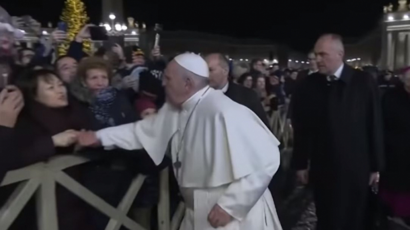 Скандална случка с папата в новогодишната нощ ВИДЕО
