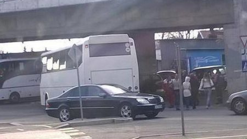 Циганка се хвърли под такси със свалени гащи в Бургас, причината е смайваща