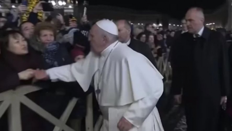 Папата се извини, че публично напляска жена във Ватикана