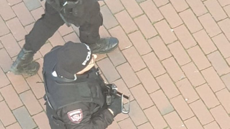 Варненци в паника, полицаи с автомати крачат из центъра СНИМКИ