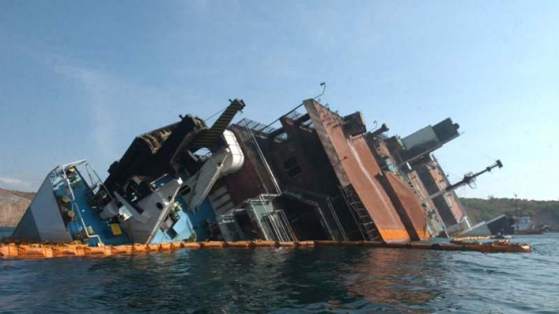 Ферибот с 428 пътници се блъсна в пристанищен кей на остров Крит