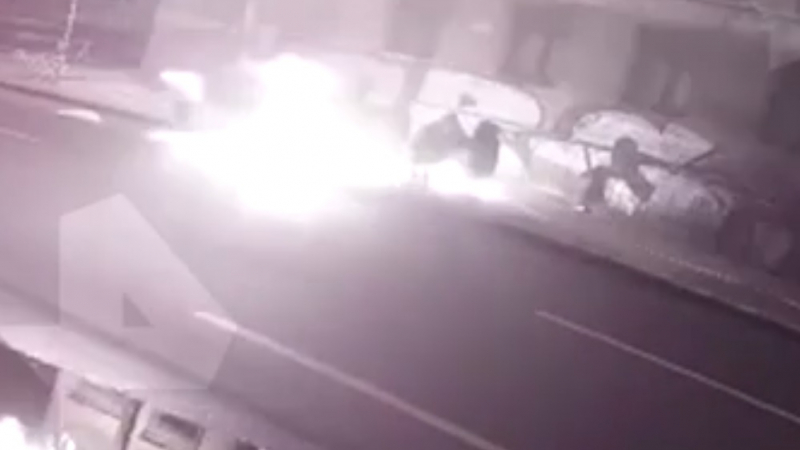 Камери заснеха падането на горящ мъж върху минувачка ВИДЕО