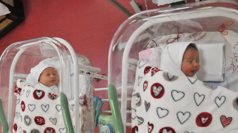 Ударно! Две двойки близнаци проплакаха новогодишно в дунавски град СНИМКИ