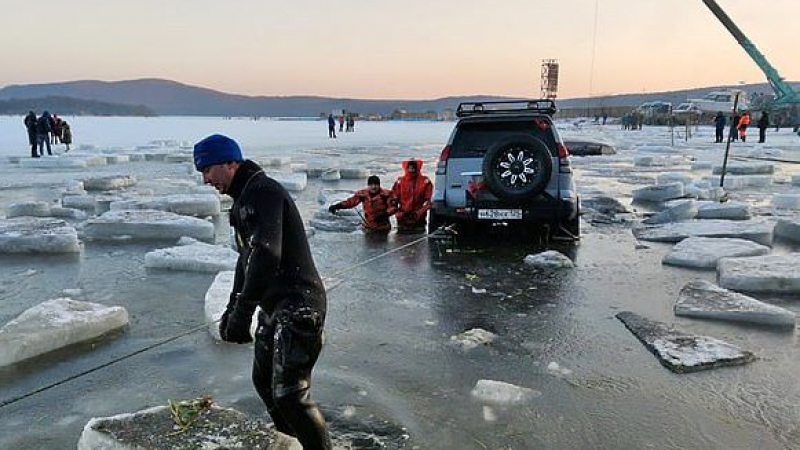 Зрелище! Над 40 коли пропаднаха в пропукан лед край Владивосток ВИДЕО