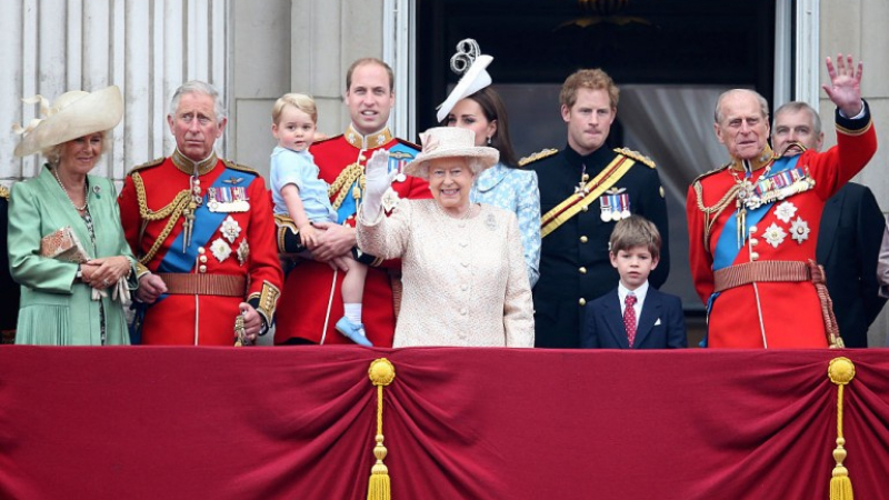 Четири поколения на британското кралско семейство бяха запечатани на една СНИМКА
