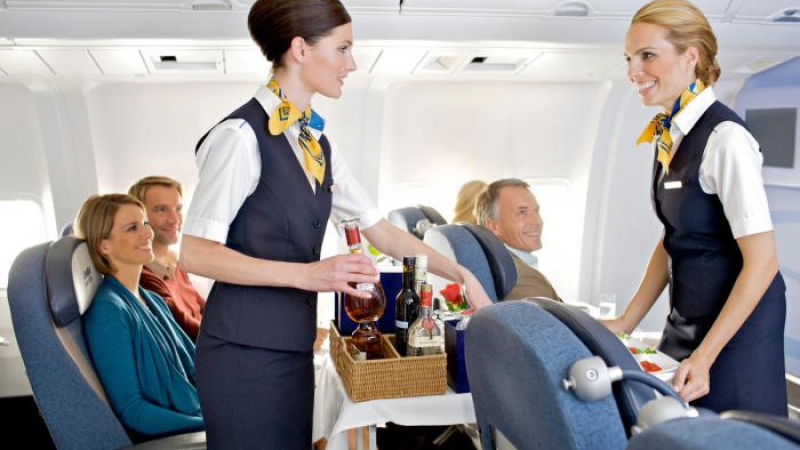 Стюардеса: Не посягайте  към тези две напитки в самолета!