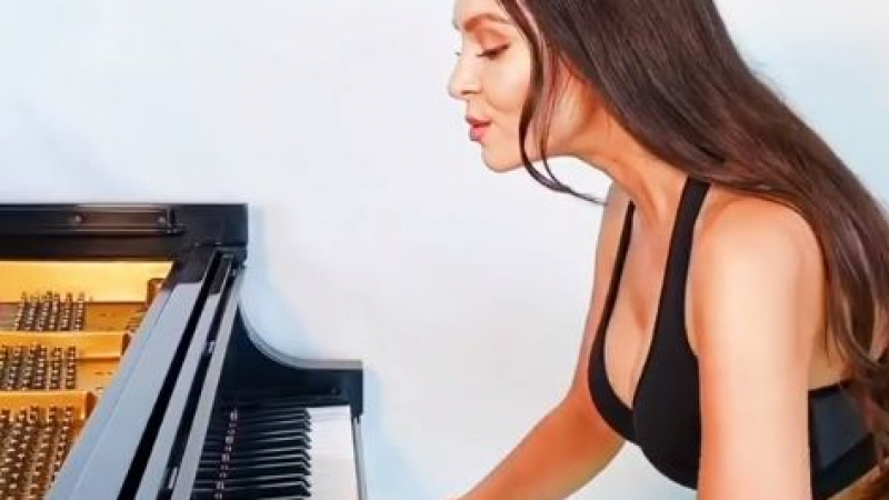 Секси пианистка взриви мрежата с горещото си изпълнение ВИДЕО