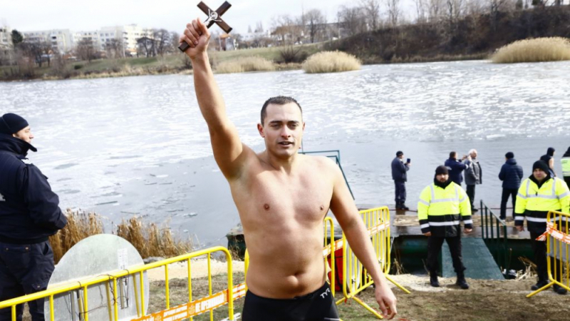 Фоторепортаж в БЛИЦ: Студент от УНСС извади Богоявленския кръст от езерото в "Дружба"