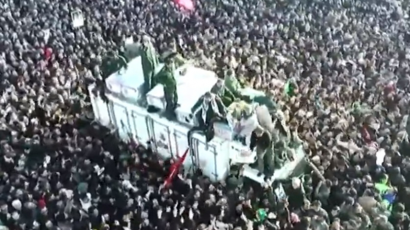Милиони се стекоха на погребението на генерал Сюлеймани в Техеран ВИДЕО