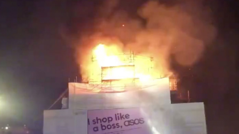 Пламна пожар в легендарен клуб в Лондон ВИДЕО