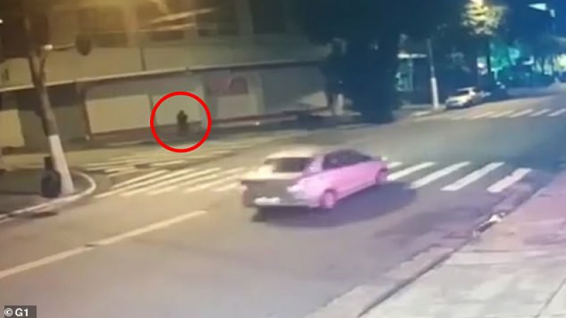 Ужасяващо ВИДЕО 18+ показва как мъж бе изгорен жив на улицата