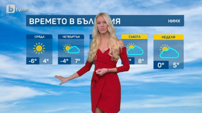 Натали Трифонова вдигна градусите с малка червена рокля с голи рамене и закачлива цепка СНИМКИ