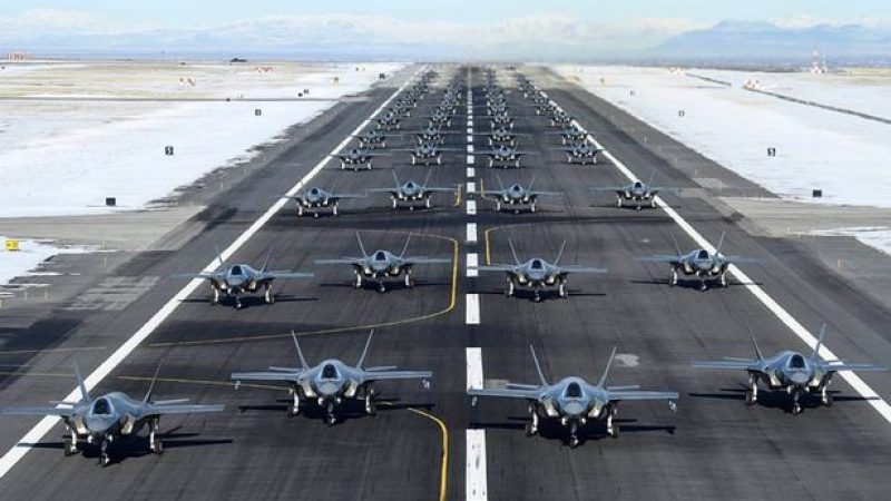 САЩ показаха 52 F-35, които ще изпепелят Иран, пращат шест B-52 в региона ВИДЕО