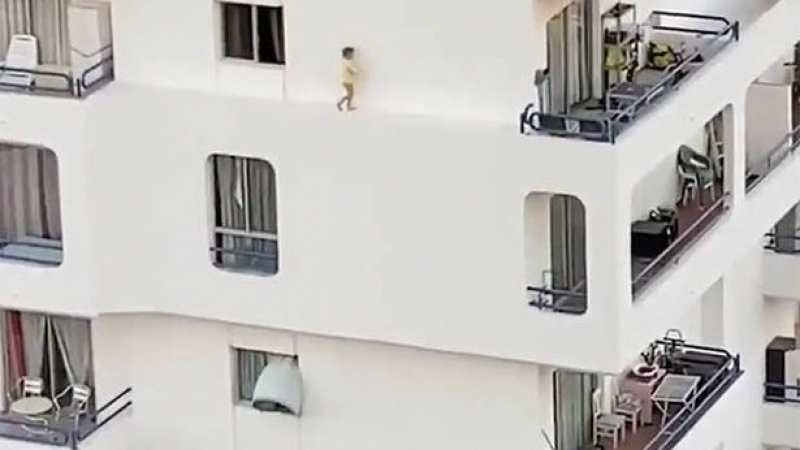 Ужасяващо ВИДЕО: Детенце излезе от прозорец и се разходи по ръб на 5-ия етаж на сграда 