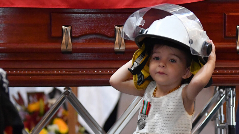 Децата на пожарникарите, загинали в Австралия, разплакаха света СНИМКИ