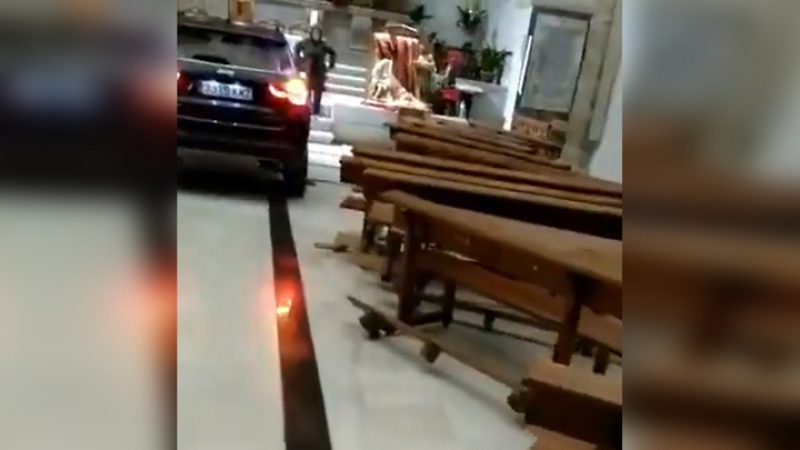 Шокиращ инцидент: Шофьор нахлу в църква с джипа си ВИДЕО