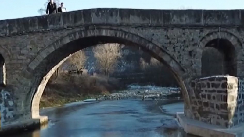 Кой и защо бетонира моста на Колю Фичето в Дряново ВИДЕО