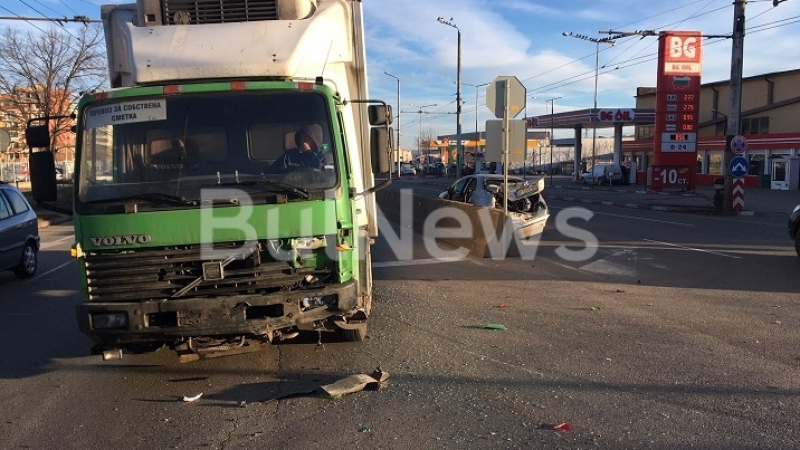 Камион направи на мекица кола с 4 жени във Враца