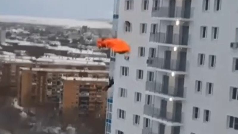 Скачат с парашут от жилищна панелка ВИДЕО