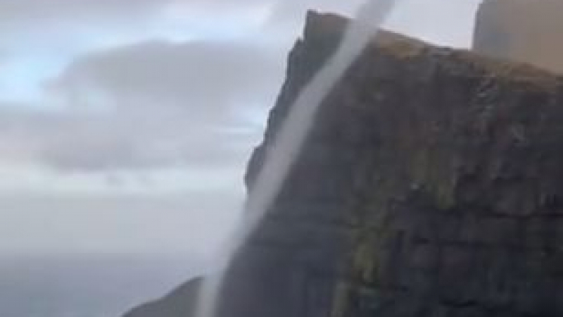 Феномен: Водопад потече нагоре по отвесна скала! ВИДЕО 
