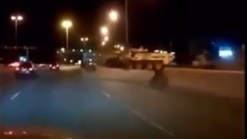 Бронирана техника по улиците на Мускат след смъртта на султана на Оман ВИДЕО 