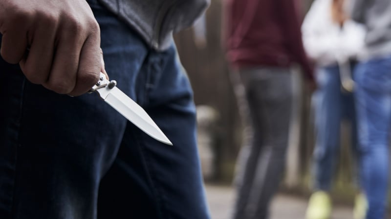 Екшън във Варна: Мъж вилня с нож, вкарват го в психиатрия 