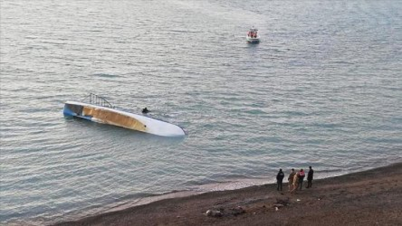 Най-малко 11 мигранти загинаха при потъване на лодка край бреговете на Западна Турция