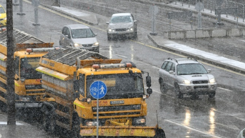 В София със спешни мерки заради снега, който вали в момента