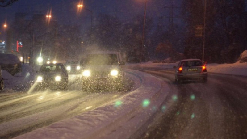АПИ с извънредно предупреждение към шофьорите заради снега