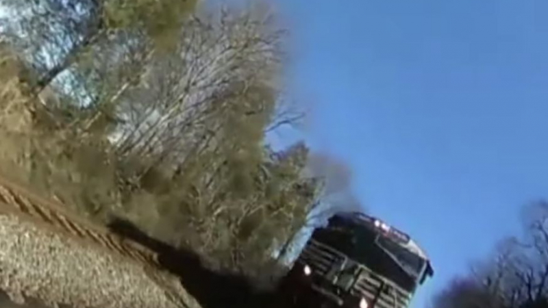 Самоотвержен полицай засне как го блъска влак, докато преследва млад апаш ВИДЕО 