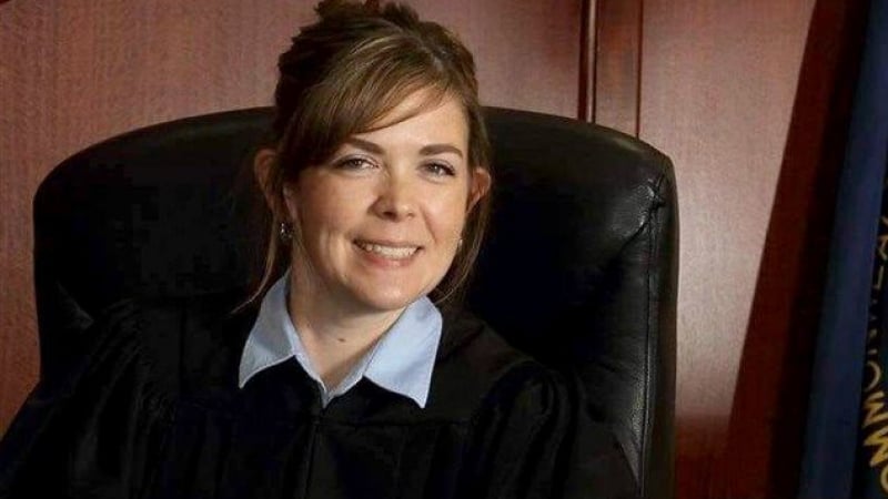Съдийка правила секс тройка с колежка в съда СНИМКИ