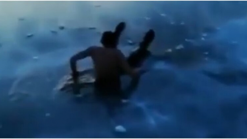 Мъж се напи и пропадна под леда, ето какво се случи ВИДЕО