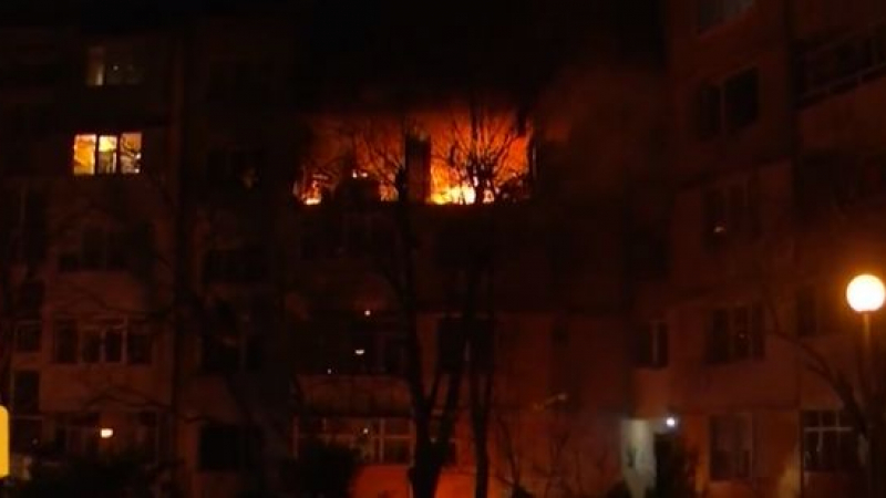 Извънредно: Мощен взрив разтърси жилищен блок във Варна, тече евакуация! ВИДЕО