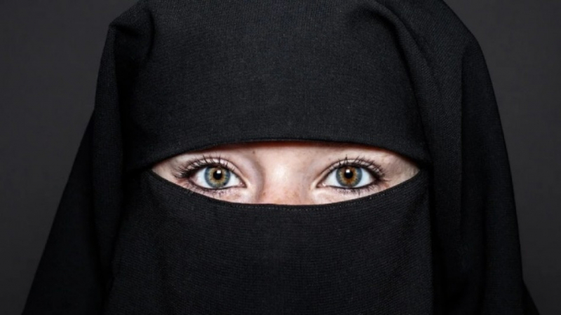 Мъж разгада мистерията как жените в хиджаб преминават през границите