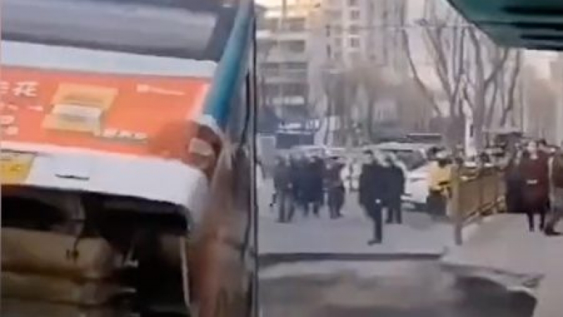 Автобус пропадна под земята в Китай, има загинали ВИДЕО