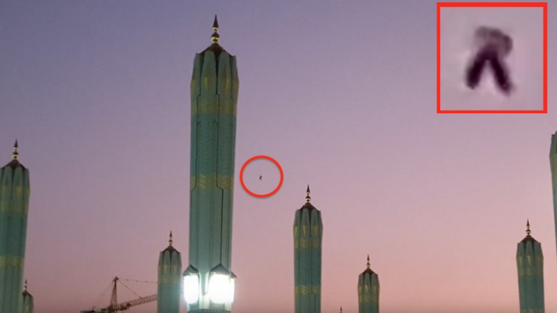 Мистериозно НЛО се появи над най-голямата джамия в света СНИМКА