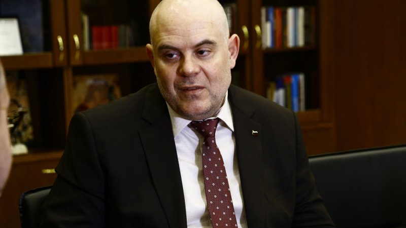 По искане на Гешев: КС подхваща имунитета на президента Радев