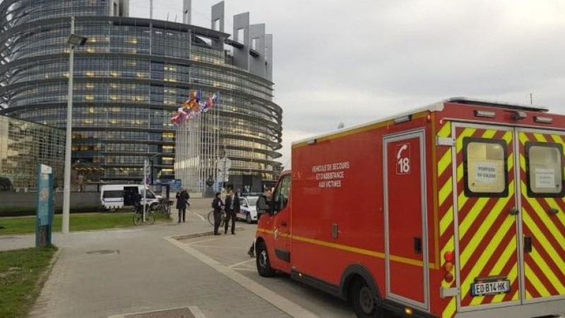 Албанец пламна като факла пред Европарламента