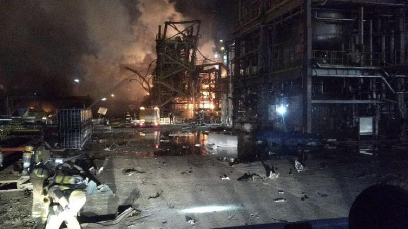 Мощен взрив разтърси нефтохимически завод ВИДЕО 
