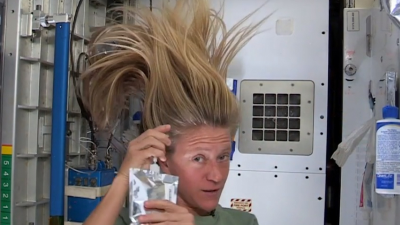 Уникално ВИДЕО показва как астронавтите си мият косата в Космоса