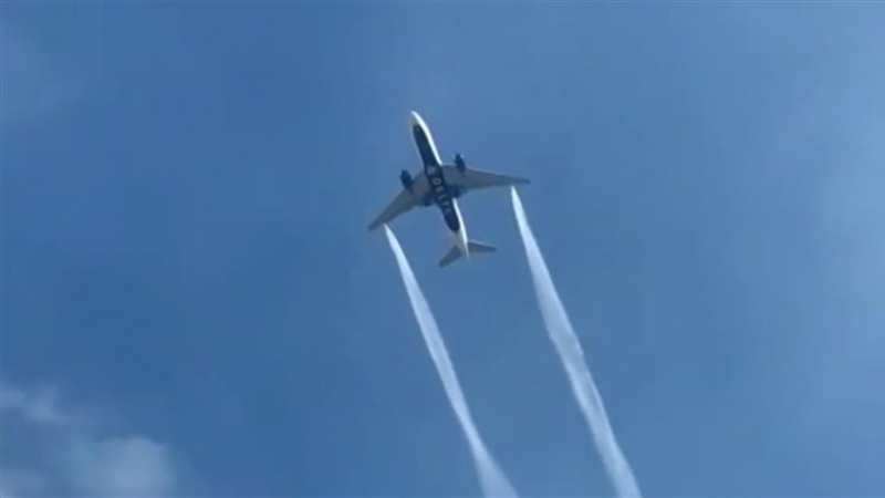 Ужас от небето: Самолет заля с керосин деца в училище ВИДЕО