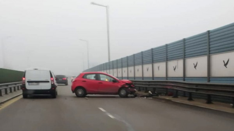 Автомеле и тежко задръстване на булеварда към летището в София СНИМКА
