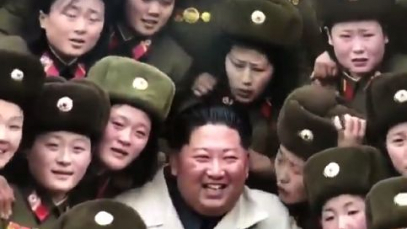 Ким Чен-ун доволно се усмихва, заобиколен от куп жени в униформи ВИДЕО 