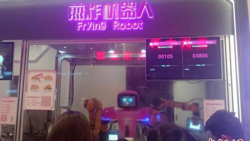Първият в света изцяло роботизиран китайски ресторант отвори врати