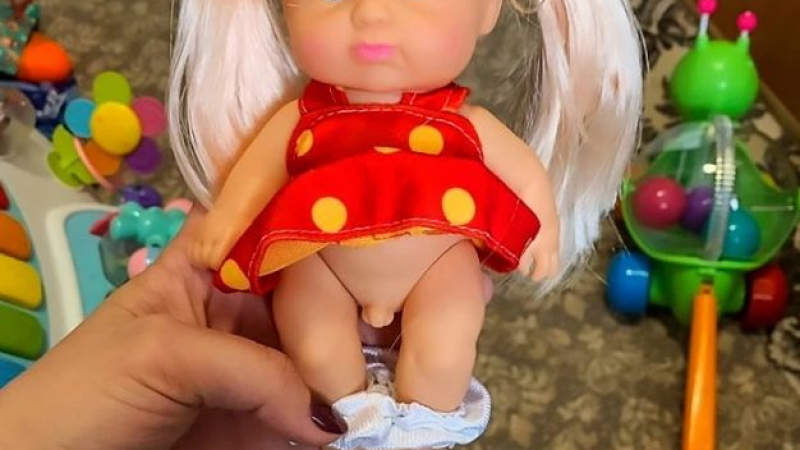 Шок! Пуснаха по магазините първата детска транссексуална кукла СНИМКИ 18+