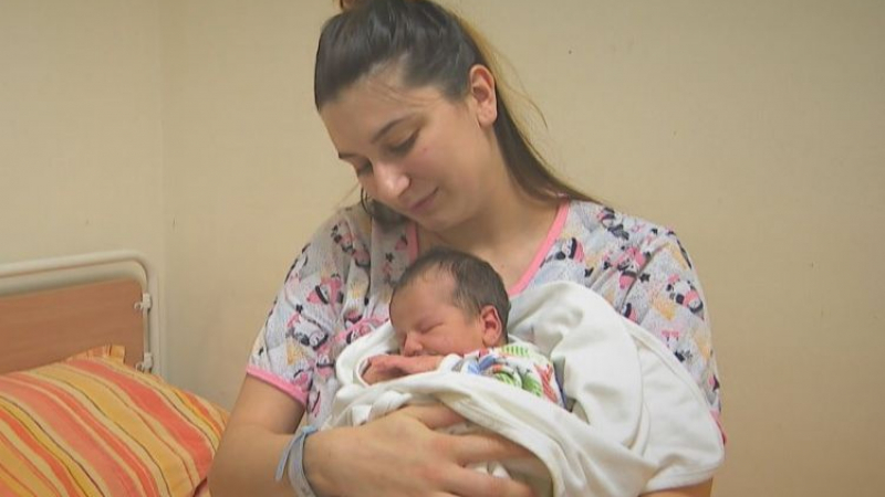 Чудо: Майка, болна от епилепсия, роди второ здраво бебе 